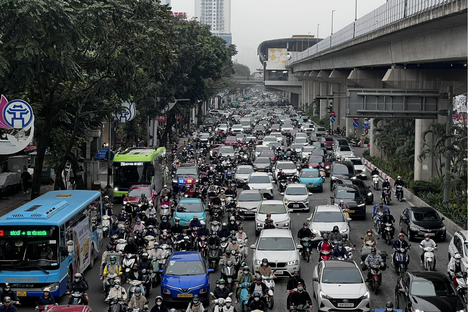 Hà Nội đặt mục tiêu chuyển đổi 64 % taxi xăng dầu sang điện vào năm 2026 - Ảnh 1.