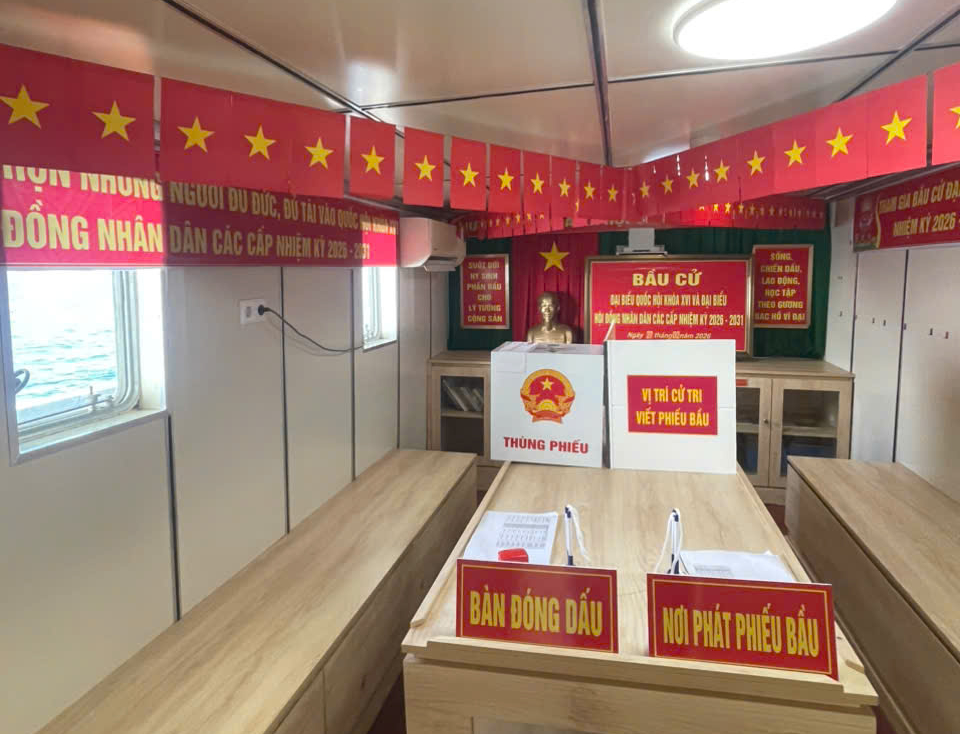 Những lá phiếu bầu cử đầu tiên giữa biển khơi năm 2026 - Ảnh 7.