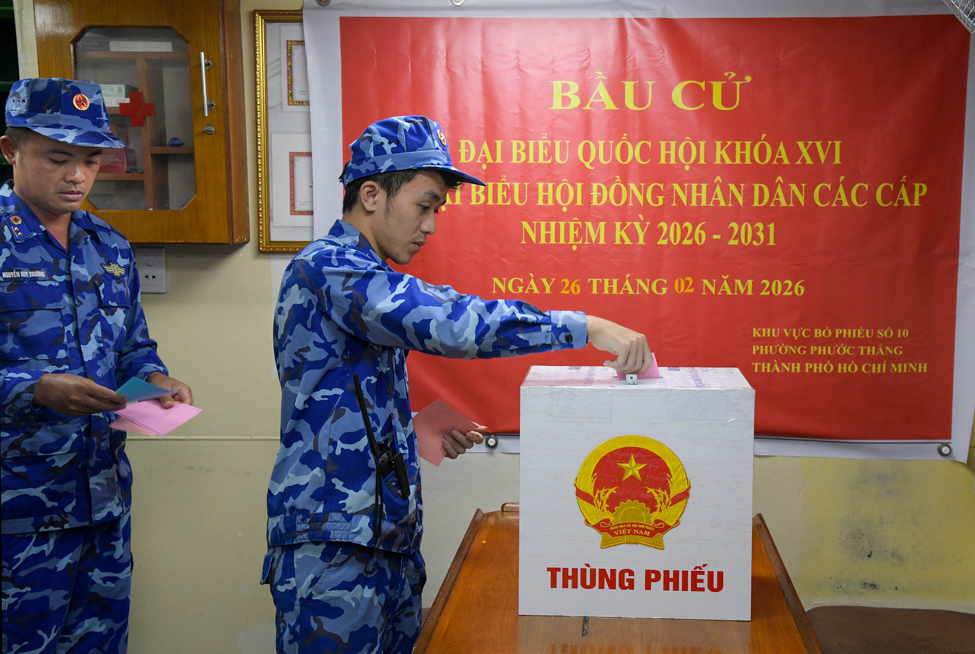 Cử tri T&agrave;u CSB 6008 bỏ phiếu bầu cử ngay tr&ecirc;n biển - Ảnh 3.