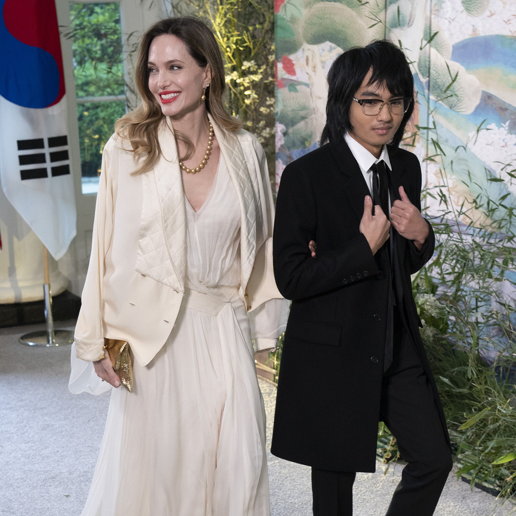 Con ruột lẫn con nu&ocirc;i của Brad Pitt v&agrave; Angelina Jolie thi nhau bỏ họ cha - Ảnh 1.