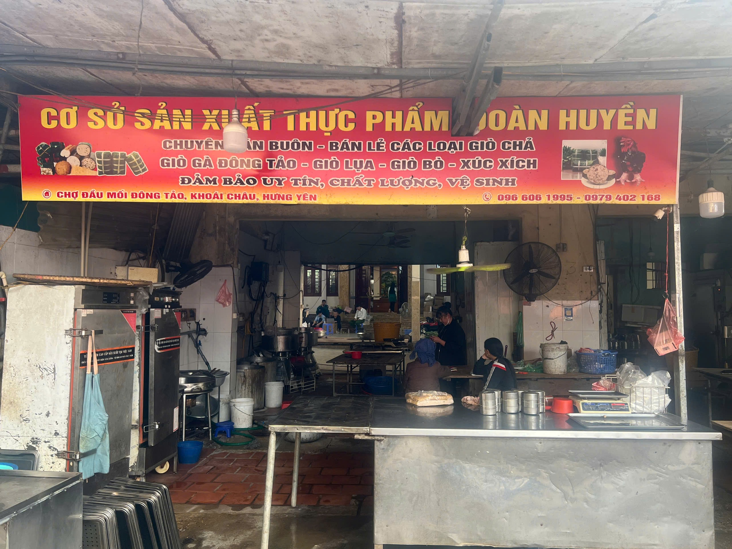 Khởi tố vụ sản xuất gi&ograve; chả chứa h&agrave;n the, tang vật hơn 1,2 tấn - Ảnh 1.