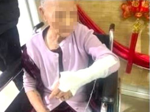 Th&ocirc;ng tin mới vụ con trai đ&aacute;nh mẹ gi&agrave; g&atilde;y tay trong ng&agrave;y m&ugrave;ng 3 Tết - Ảnh 2.