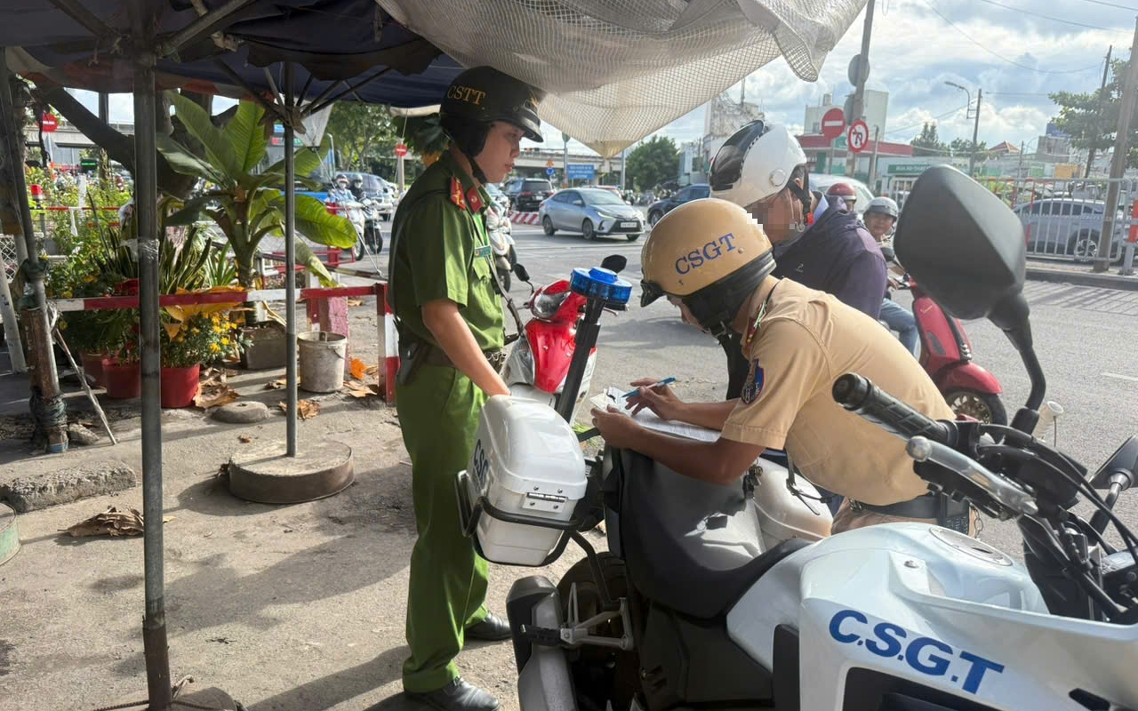Dừng xe sát đường ray xe lửa, nhiều người bị xử phạt