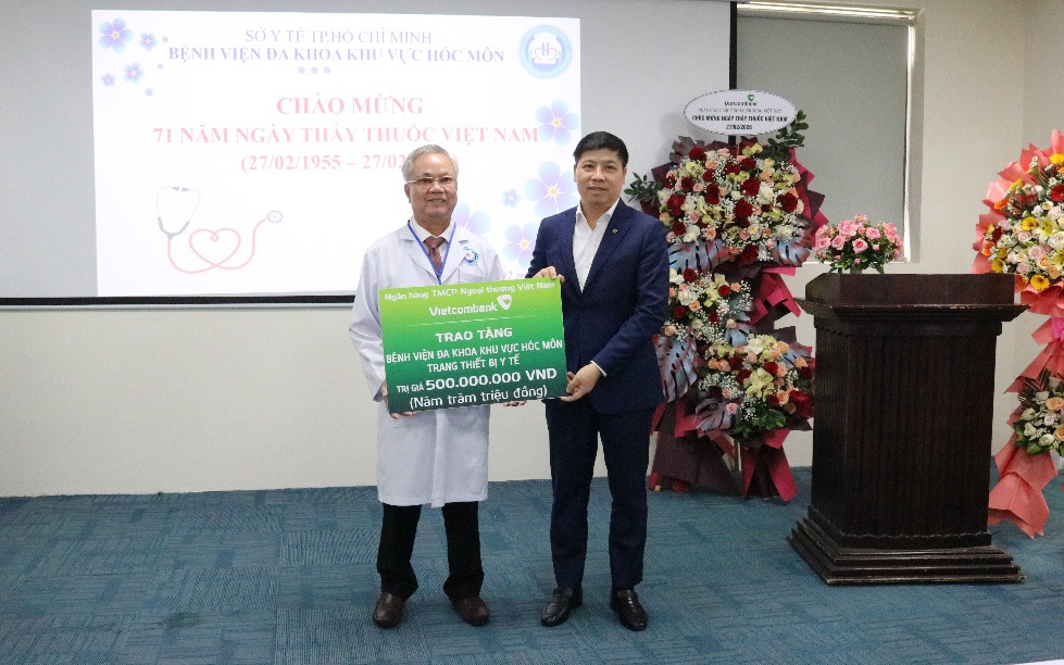 Vietcombank hỗ trợ 1 tỉ đồng thiết bị y tế tại Hóc Môn và Củ Chi