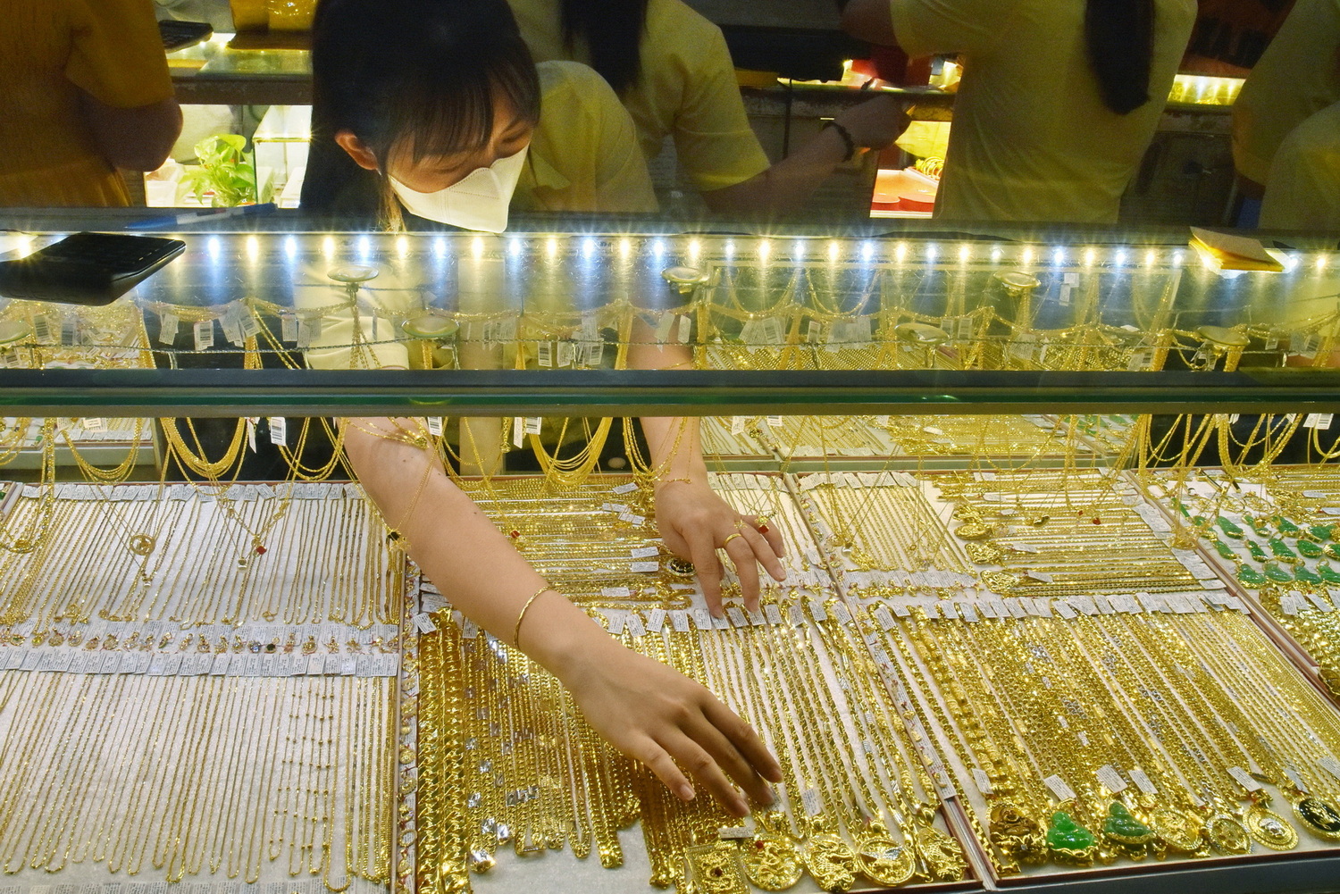 Gi&aacute; v&agrave;ng h&ocirc;m nay 28-2: Bật tăng trở lại - Ảnh 1.