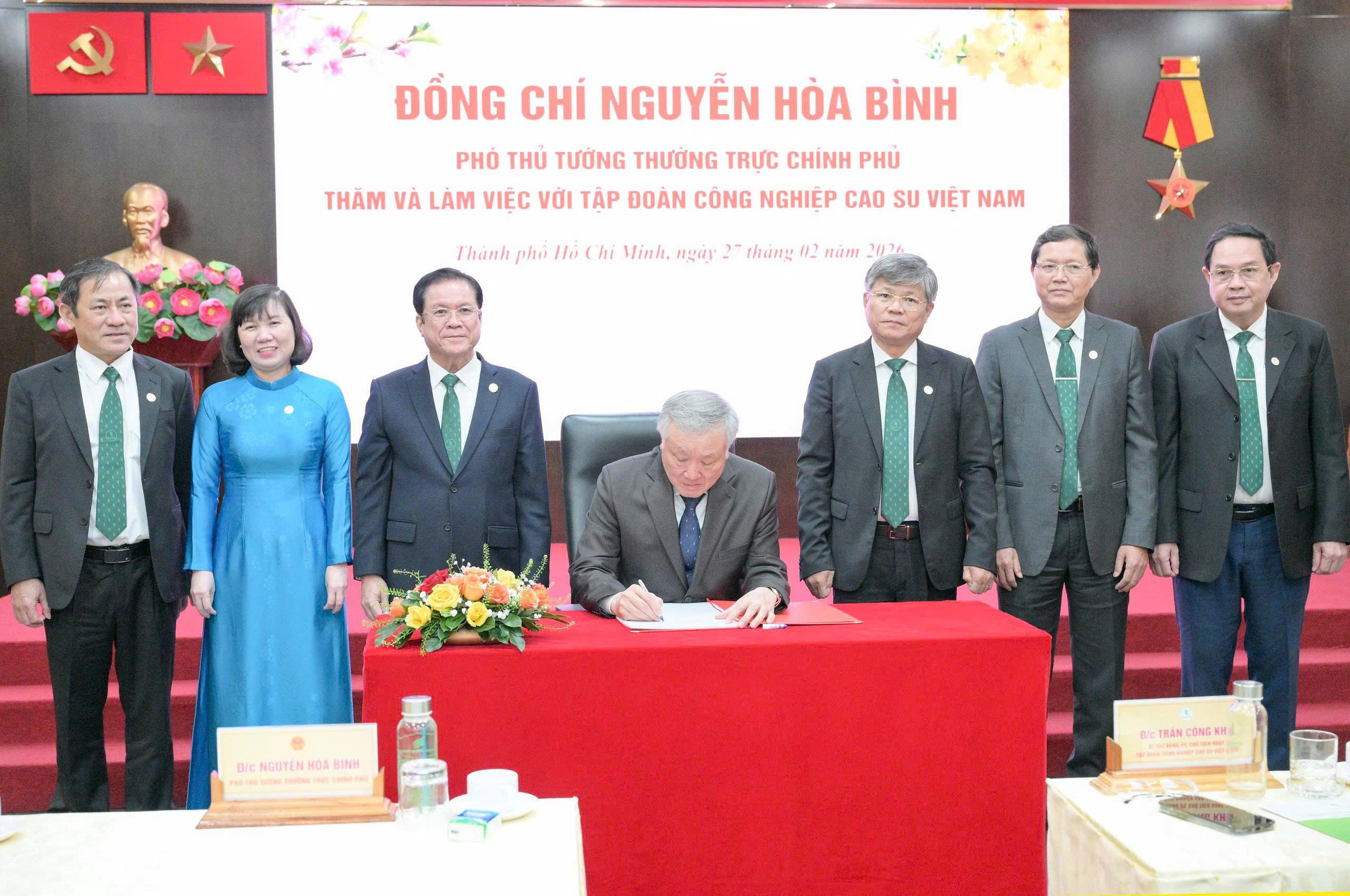 Ph&oacute; Thủ tướng thường trực Nguyễn H&ograve;a B&igrave;nh l&agrave;m việc tại VRG - Ảnh 4.