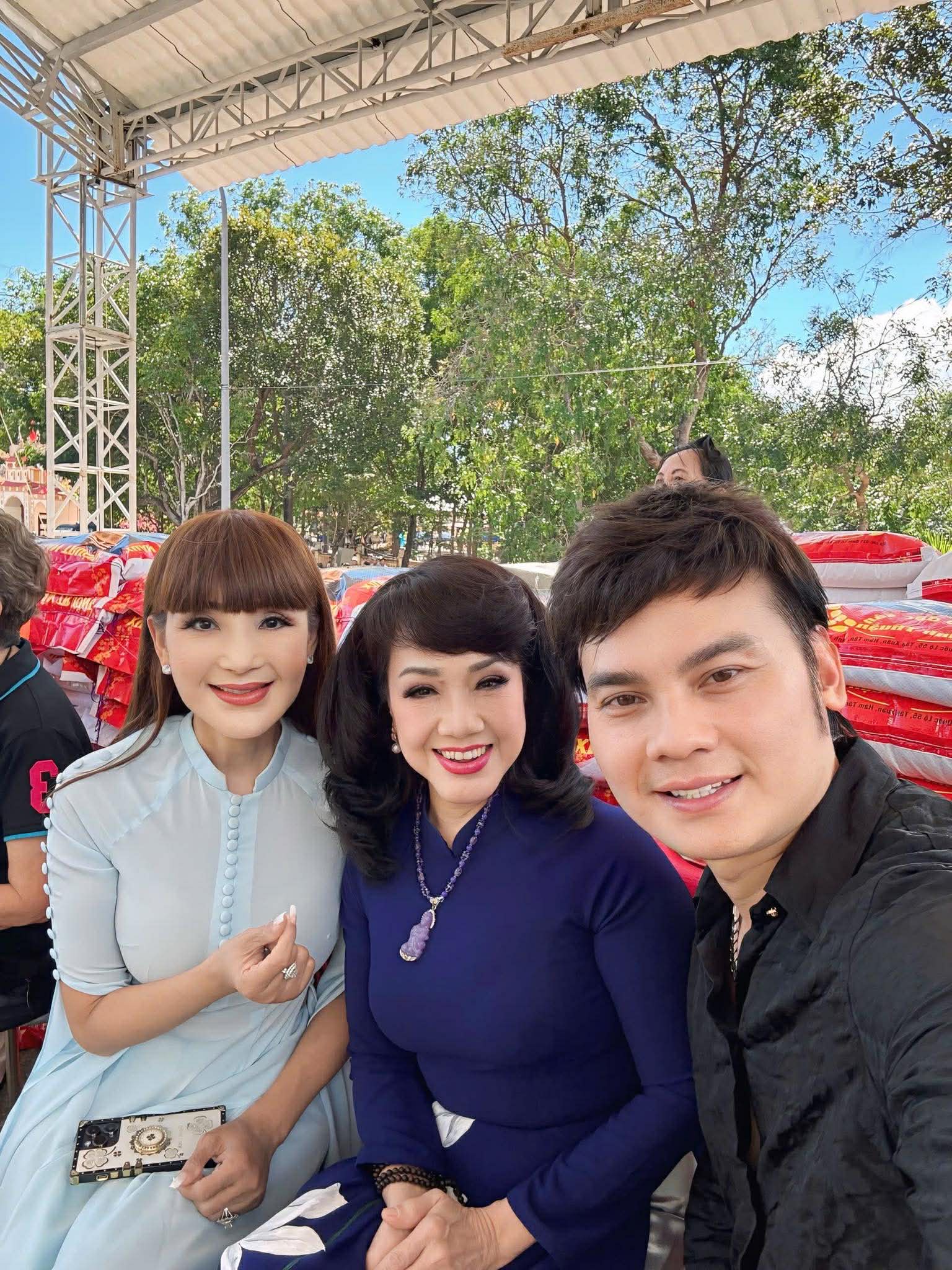 NSƯT Kim Tiểu Long trao tặng 10 tấn gạo v&agrave; qu&agrave; cho b&agrave; con n&ocirc;ng d&acirc;n ngh&egrave;o tại L&acirc;m Đồng - Ảnh 2.