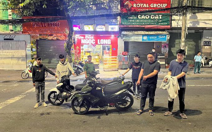 Bắt nhóm đối tượng giả danh công an để kiểm tra người đi đường trong đêm