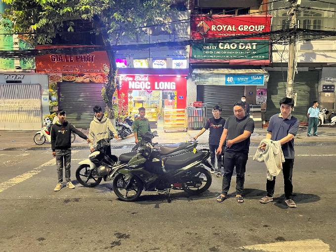 Bắt nh&oacute;m giả danh c&ocirc;ng an cưỡng đoạt tiền người d&acirc;n tại Đồng Nai - Ảnh 1.