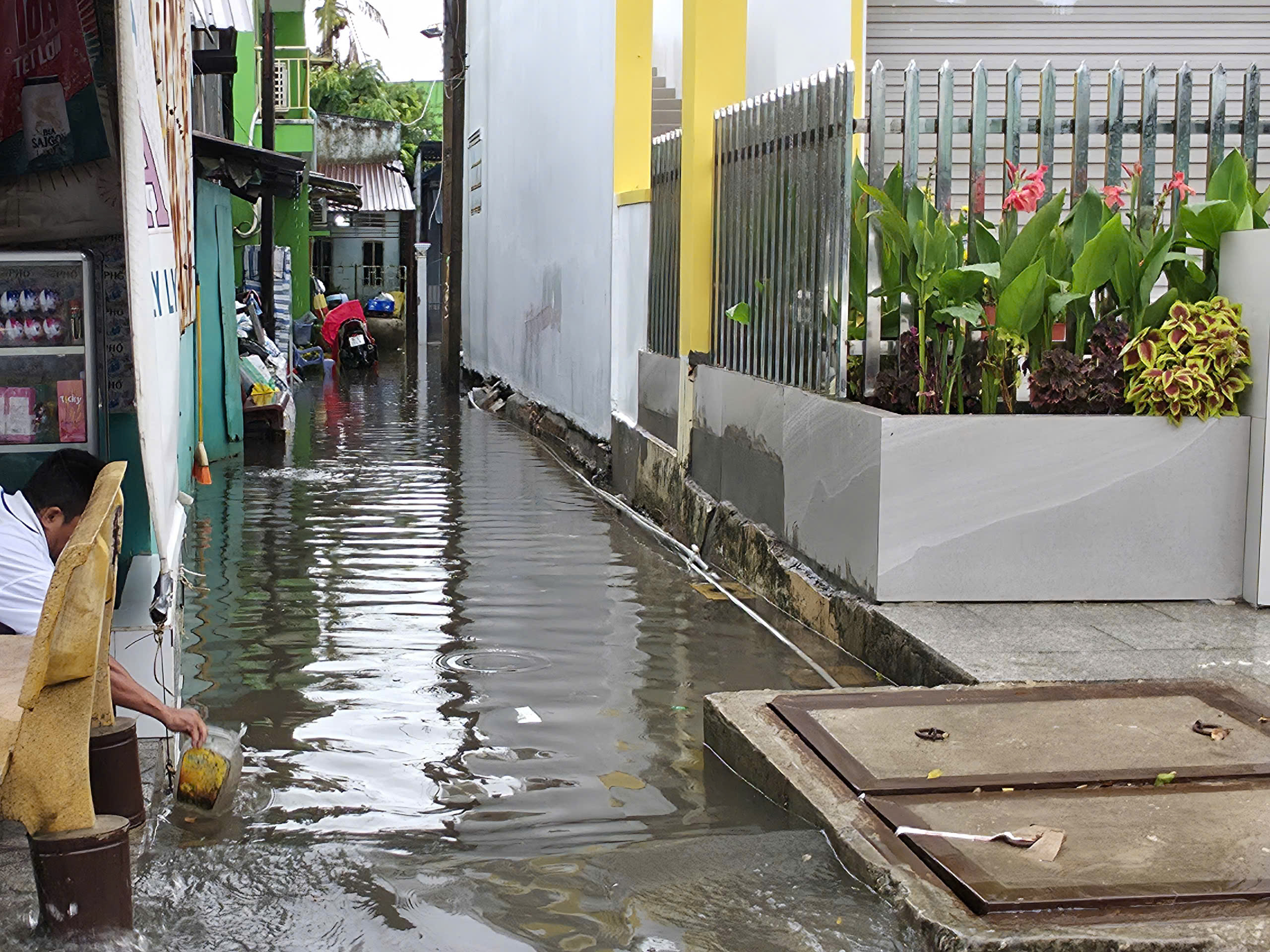 Mưa tr&aacute;i m&ugrave;a g&acirc;y ngập v&agrave; thiệt hại muối ở C&agrave; Mau năm 2026 - Ảnh 11.