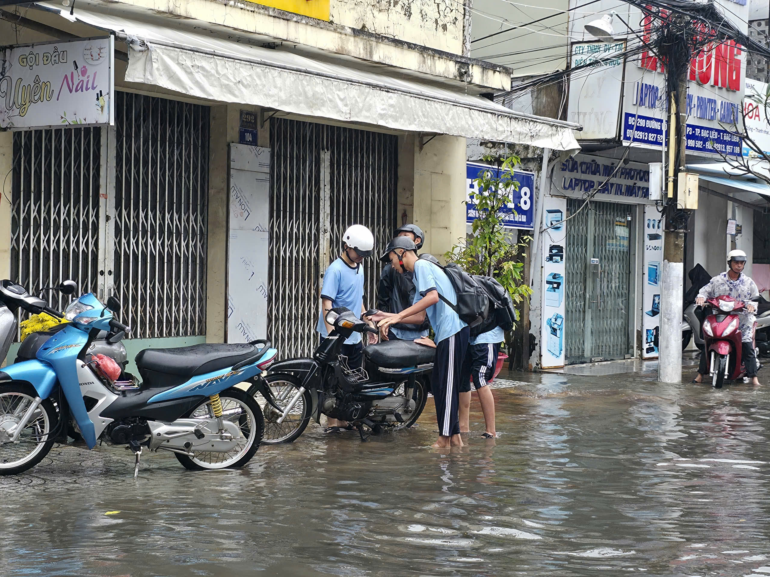 Mưa tr&aacute;i m&ugrave;a g&acirc;y ngập v&agrave; thiệt hại muối ở C&agrave; Mau năm 2026 - Ảnh 12.