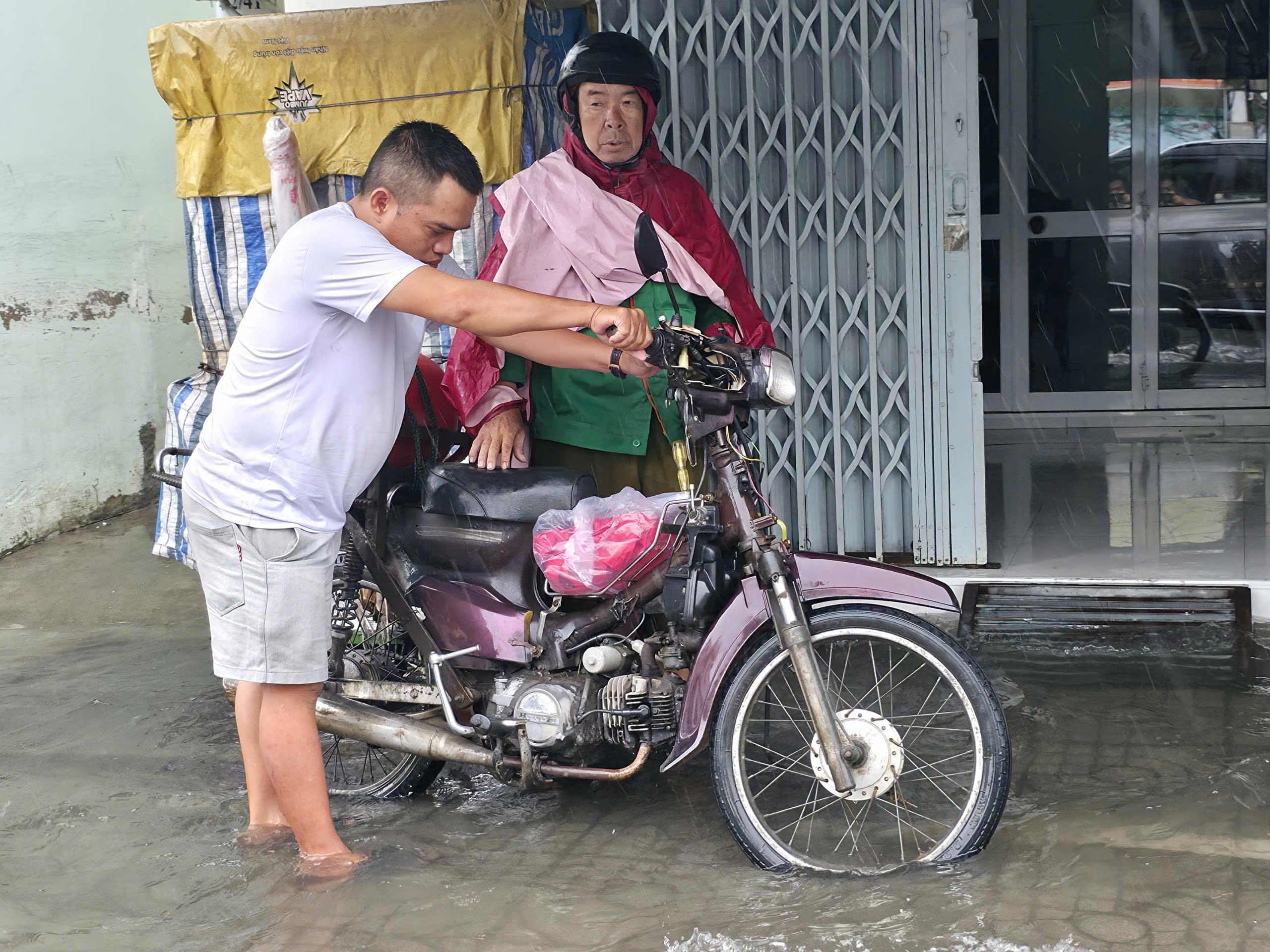 Mưa tr&aacute;i m&ugrave;a g&acirc;y ngập v&agrave; thiệt hại muối ở C&agrave; Mau năm 2026 - Ảnh 13.