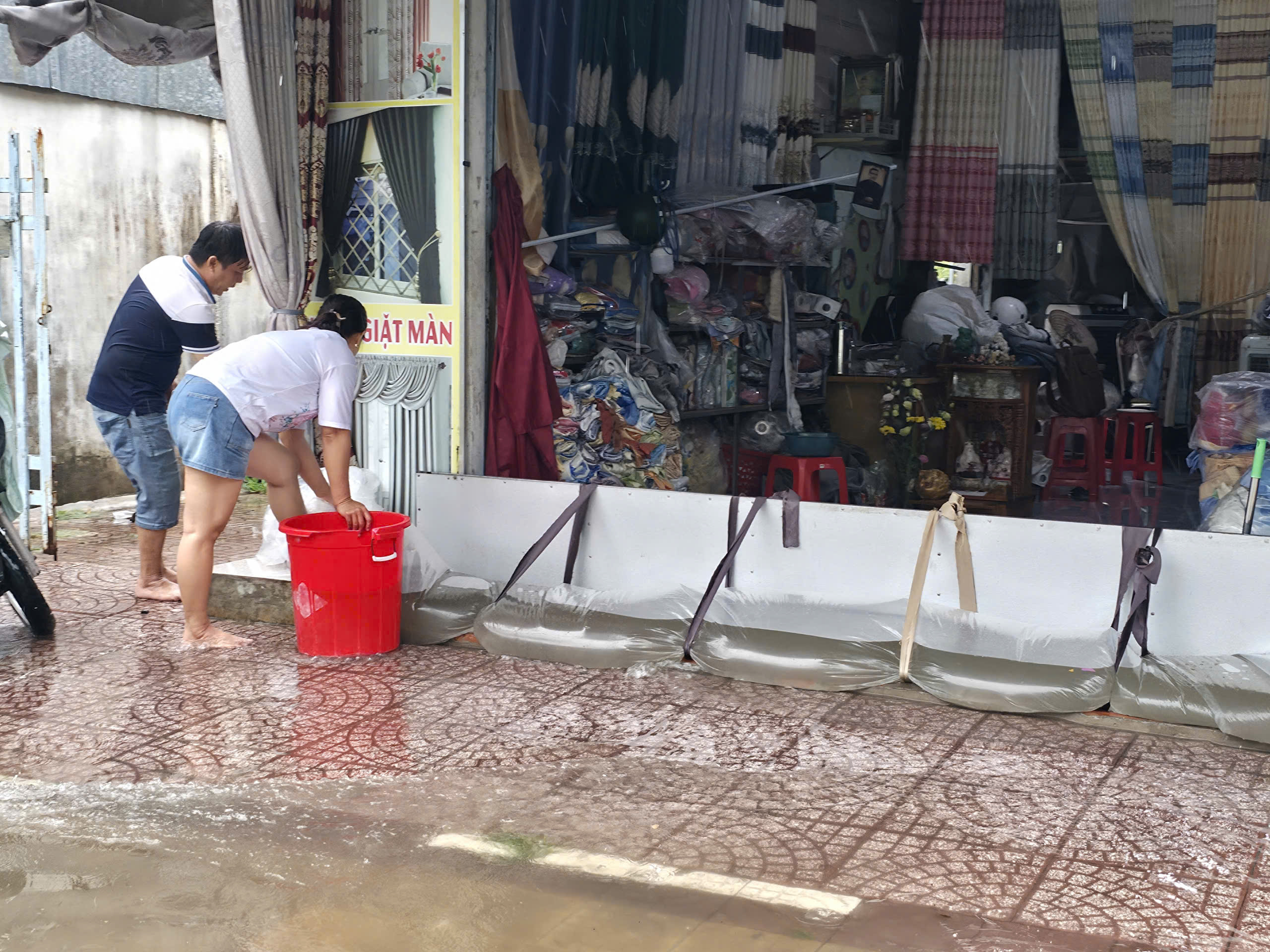 Mưa tr&aacute;i m&ugrave;a g&acirc;y ngập v&agrave; thiệt hại muối ở C&agrave; Mau năm 2026 - Ảnh 15.