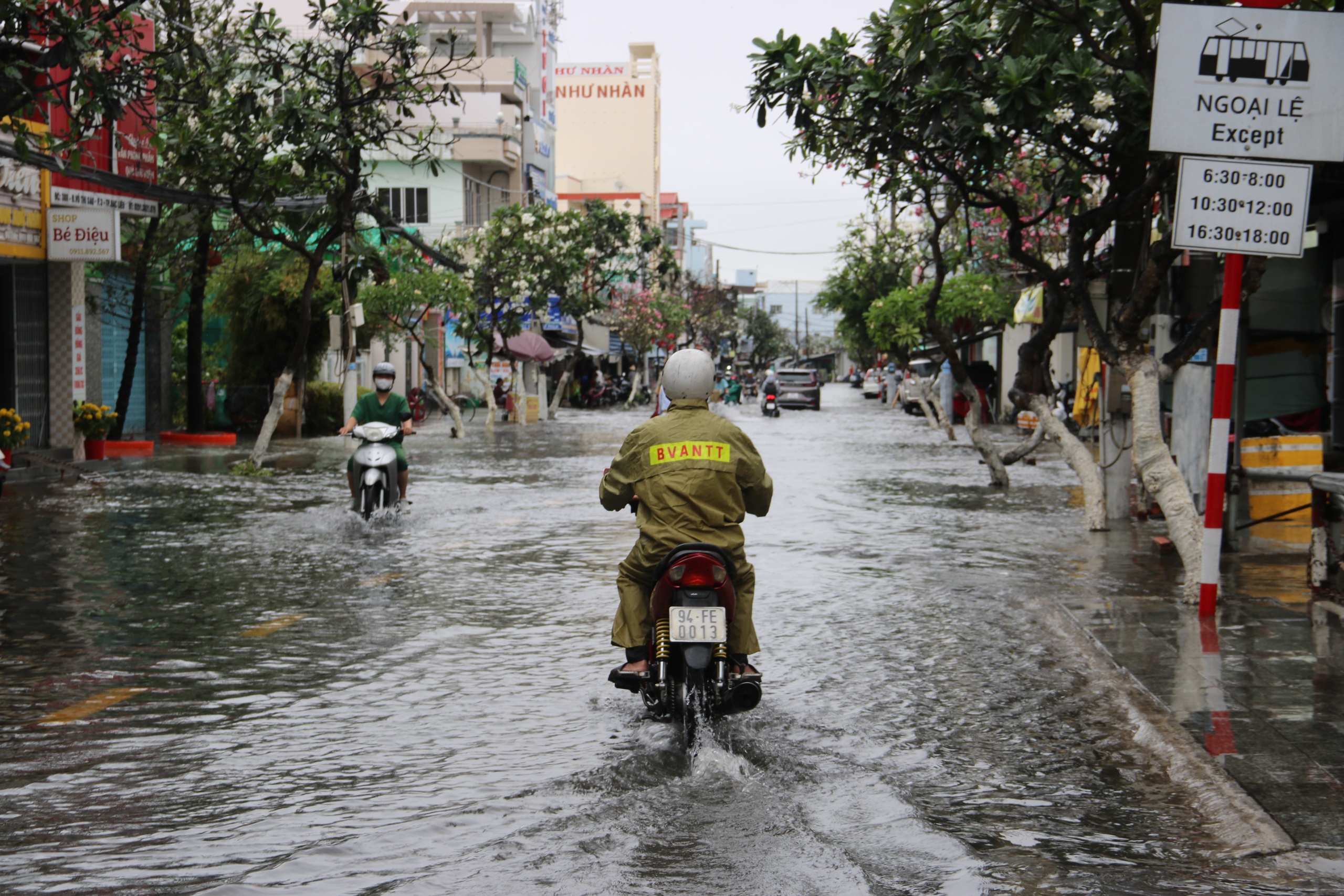 Mưa tr&aacute;i m&ugrave;a g&acirc;y ngập v&agrave; thiệt hại muối ở C&agrave; Mau năm 2026 - Ảnh 3.