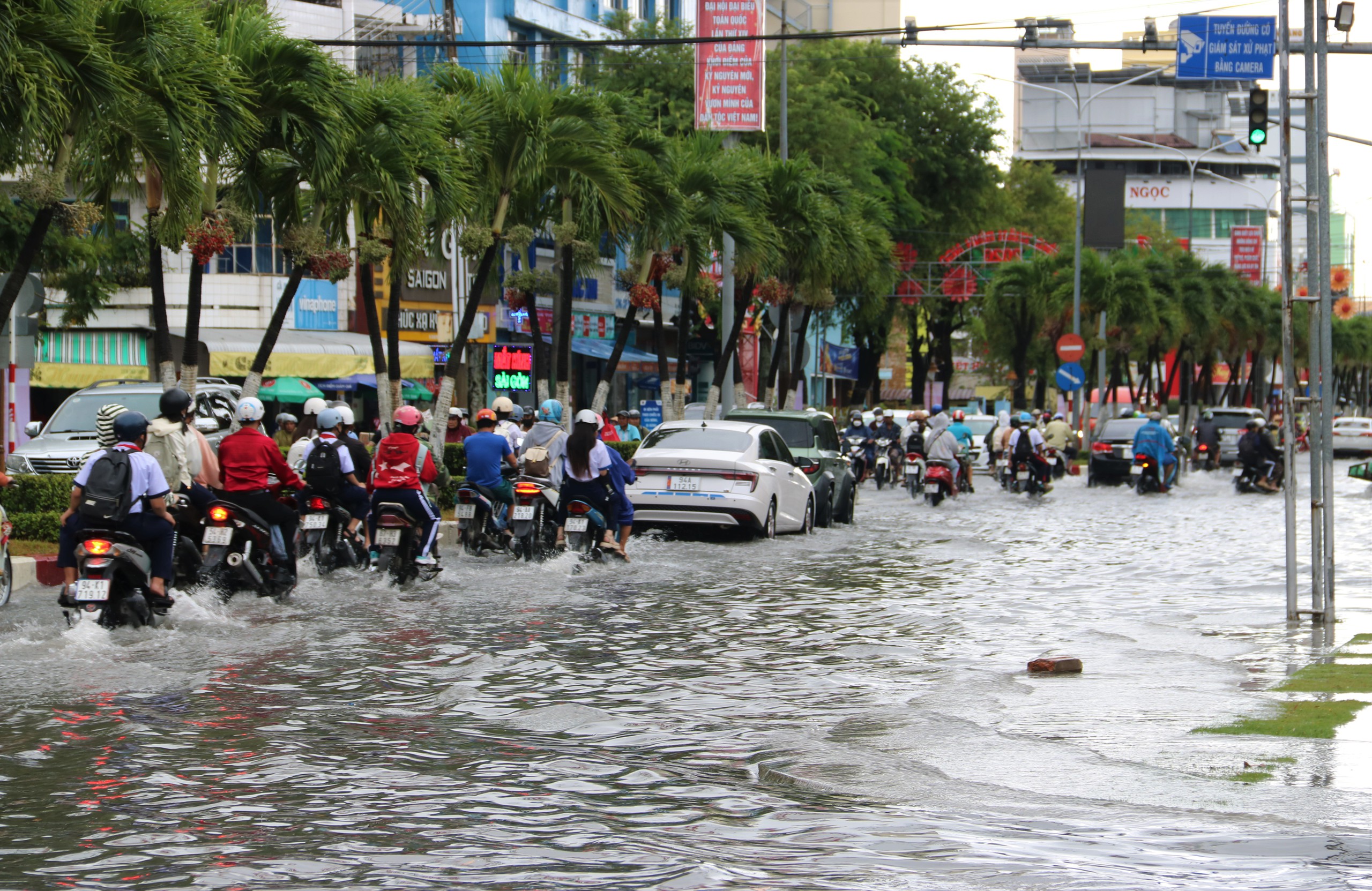 Mưa tr&aacute;i m&ugrave;a g&acirc;y ngập v&agrave; thiệt hại muối ở C&agrave; Mau năm 2026 - Ảnh 4.