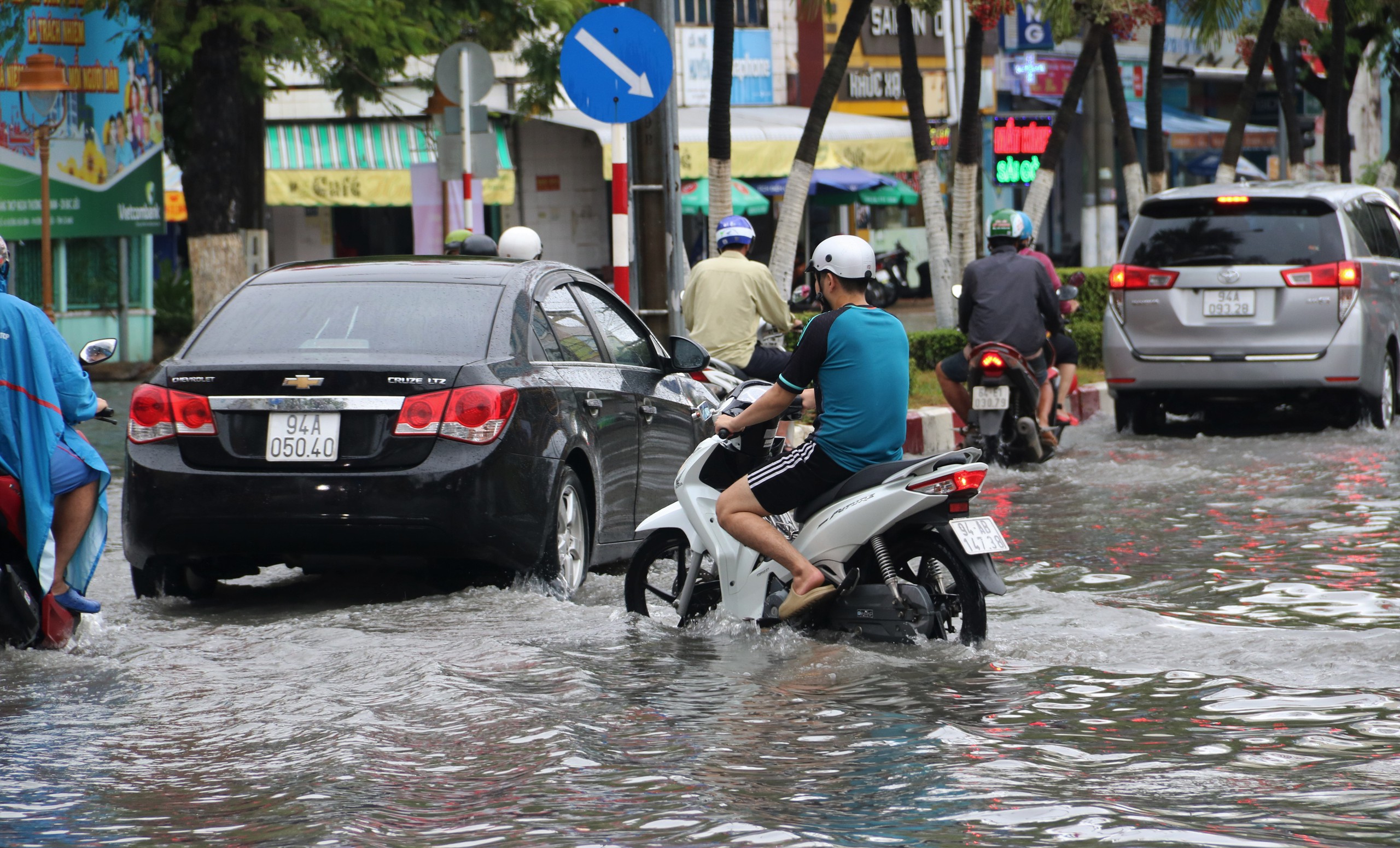 Mưa tr&aacute;i m&ugrave;a g&acirc;y ngập v&agrave; thiệt hại muối ở C&agrave; Mau năm 2026 - Ảnh 7.