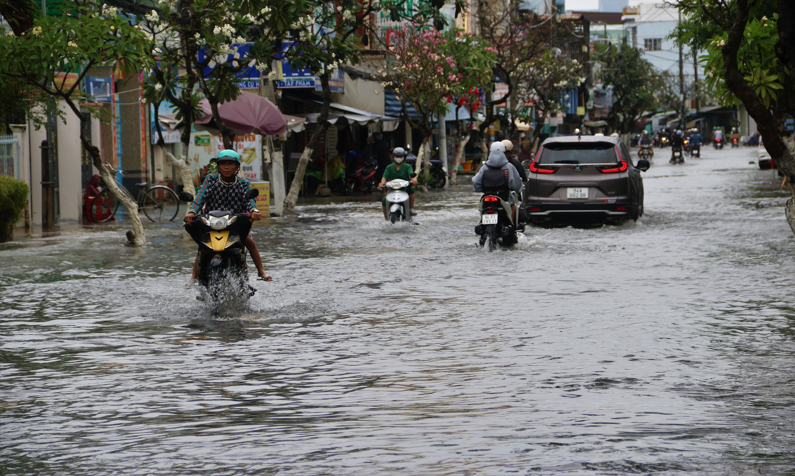 Mưa tr&aacute;i m&ugrave;a g&acirc;y ngập v&agrave; thiệt hại muối ở C&agrave; Mau năm 2026 - Ảnh 8.