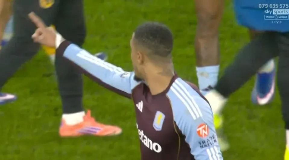Thua đội ch&oacute;t bảng, thủ qu&acirc;n Aston Villa &ldquo;đối đầu&rdquo; CĐV nh&agrave; - Ảnh 1.