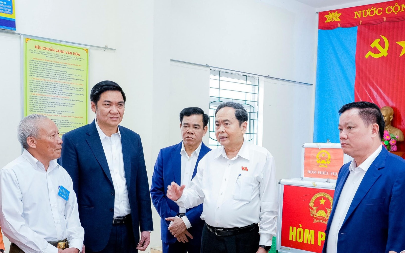 Chủ tịch Quốc hội kiểm tra công tác chuẩn bị bầu cử tại Nghệ An