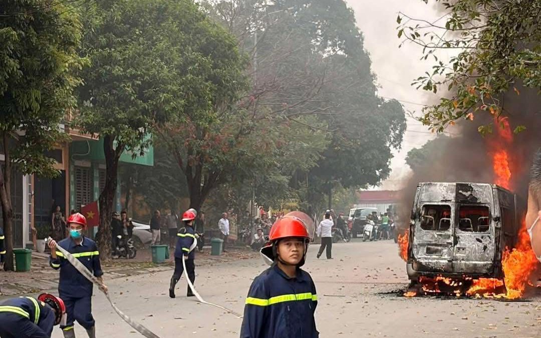 Xe ô tô 16 chỗ đang lưu thông trên phố đông người bất ngờ bốc cháy ngùn ngụt