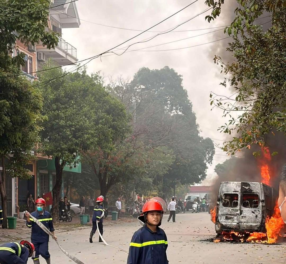 Xe &ocirc; t&ocirc; 16 chỗ đang lưu th&ocirc;ng bất ngờ bốc ch&aacute;y ng&ugrave;n ngụt - Ảnh 1.