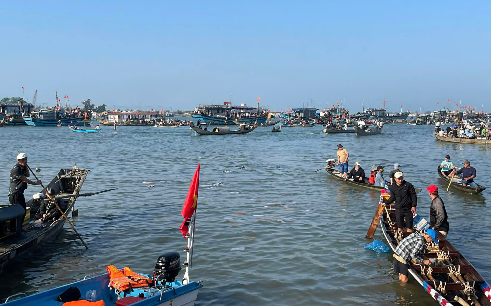 Giải đua ghe bị hủy vì chìm thuyền khiến 2 mẹ con tử vong