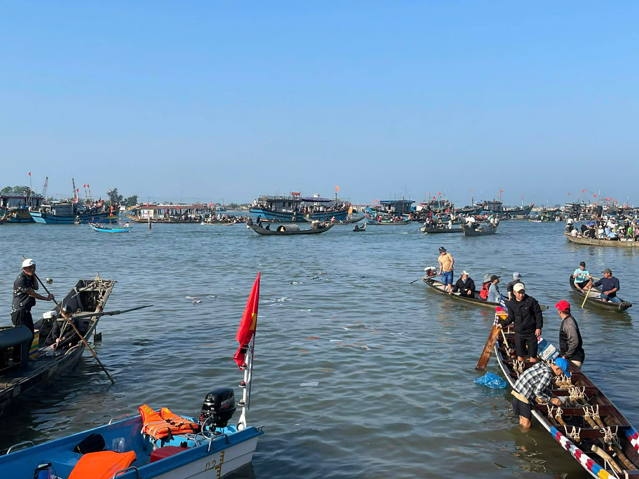 Giải đua ghe bị hủy v&igrave; ch&igrave;m thuyền khiến 2 mẹ con tử vong - Ảnh 1.