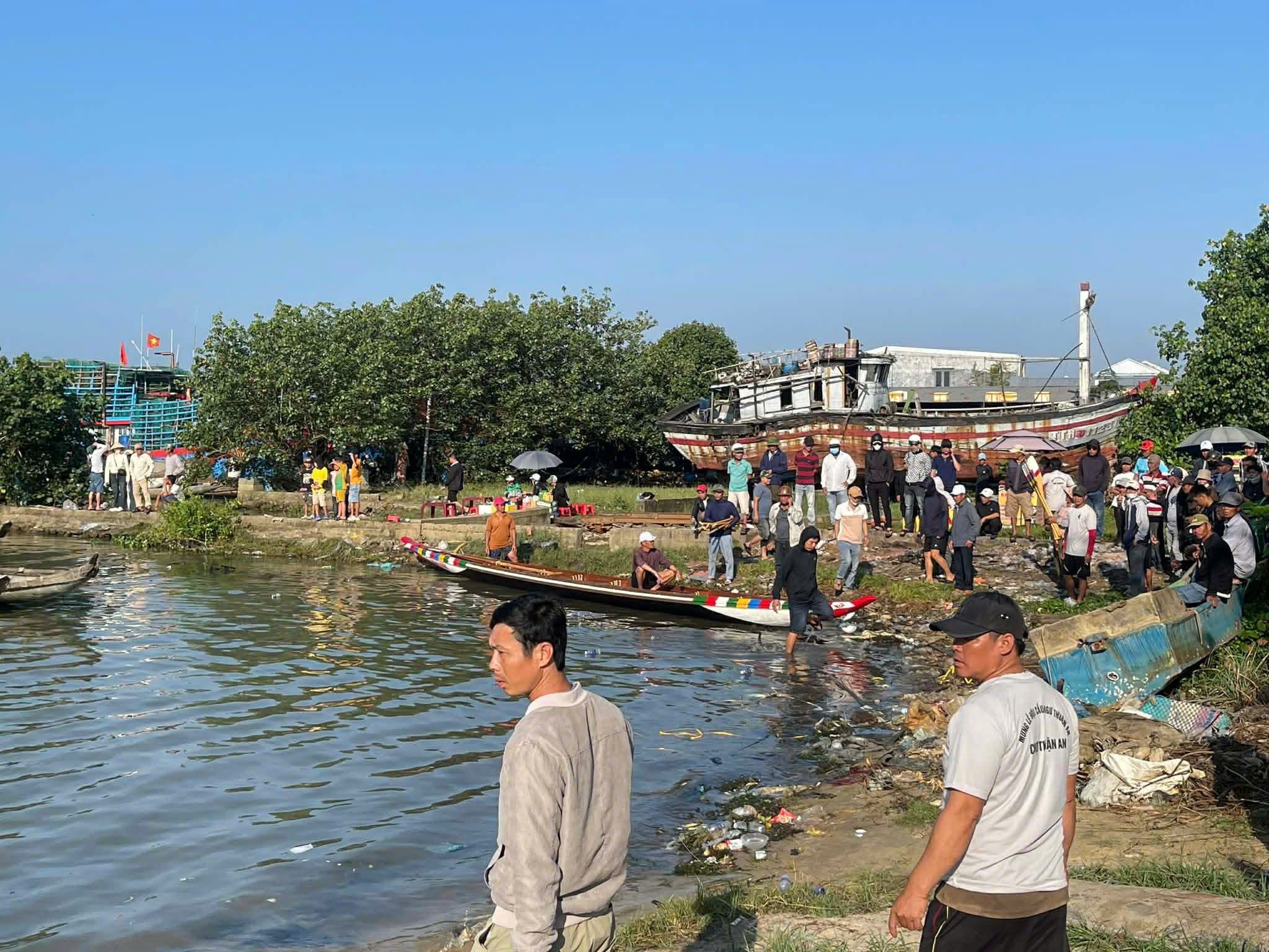 Giải đua ghe bị hủy v&igrave; ch&igrave;m thuyền khiến 2 mẹ con tử vong - Ảnh 2.