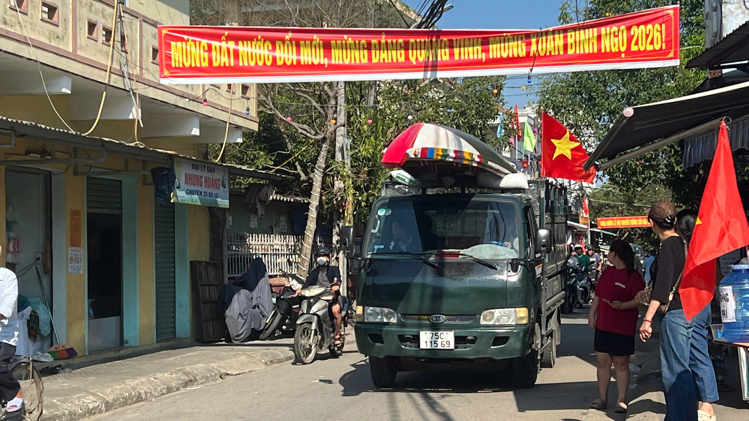 Giải đua ghe bị hủy v&igrave; ch&igrave;m thuyền khiến 2 mẹ con tử vong - Ảnh 3.