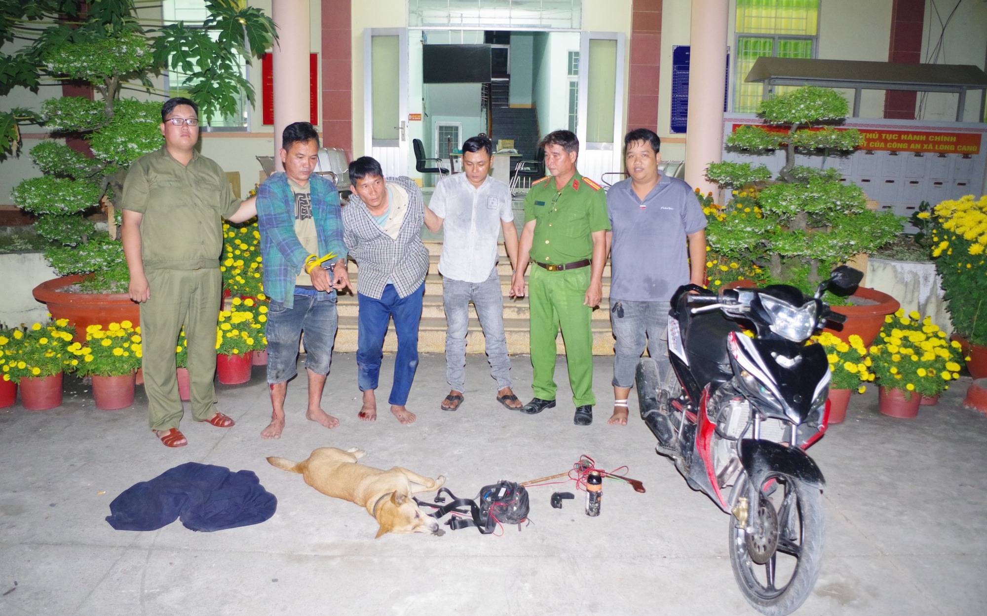 Công an truy đuổi, chặn lối thoát để bắt 2 kẻ trộm chó manh động