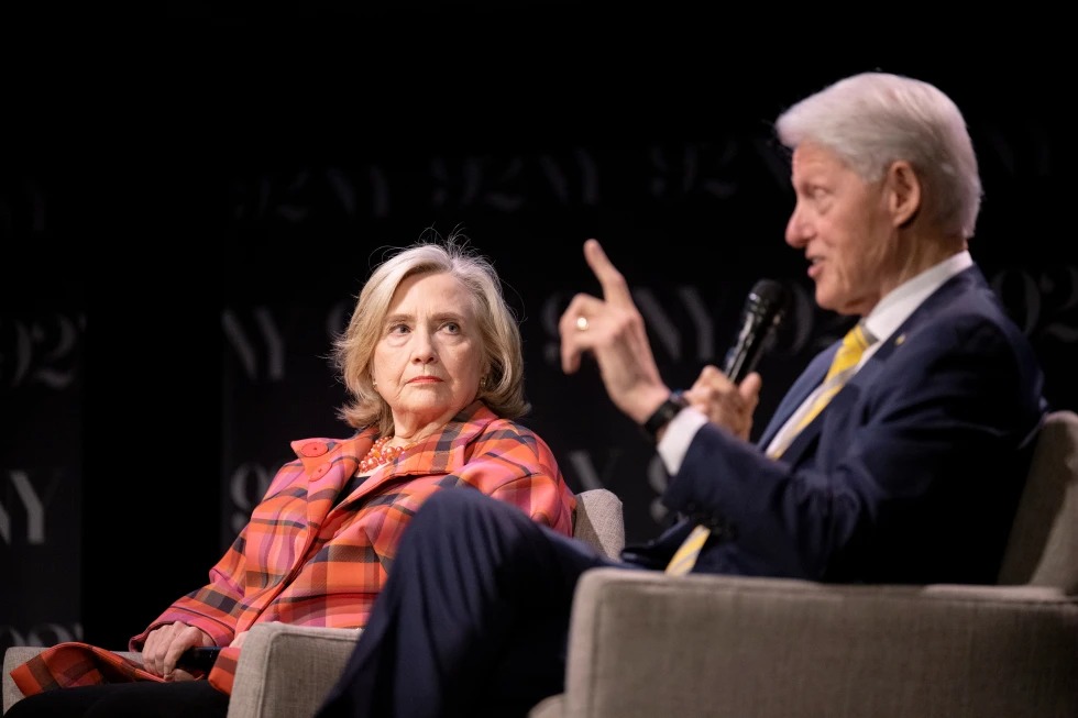 Cựu Tổng thống Bill Clinton gây bất ngờ tại buổi thẩm vấn liên quan Epstein - Ảnh 2.