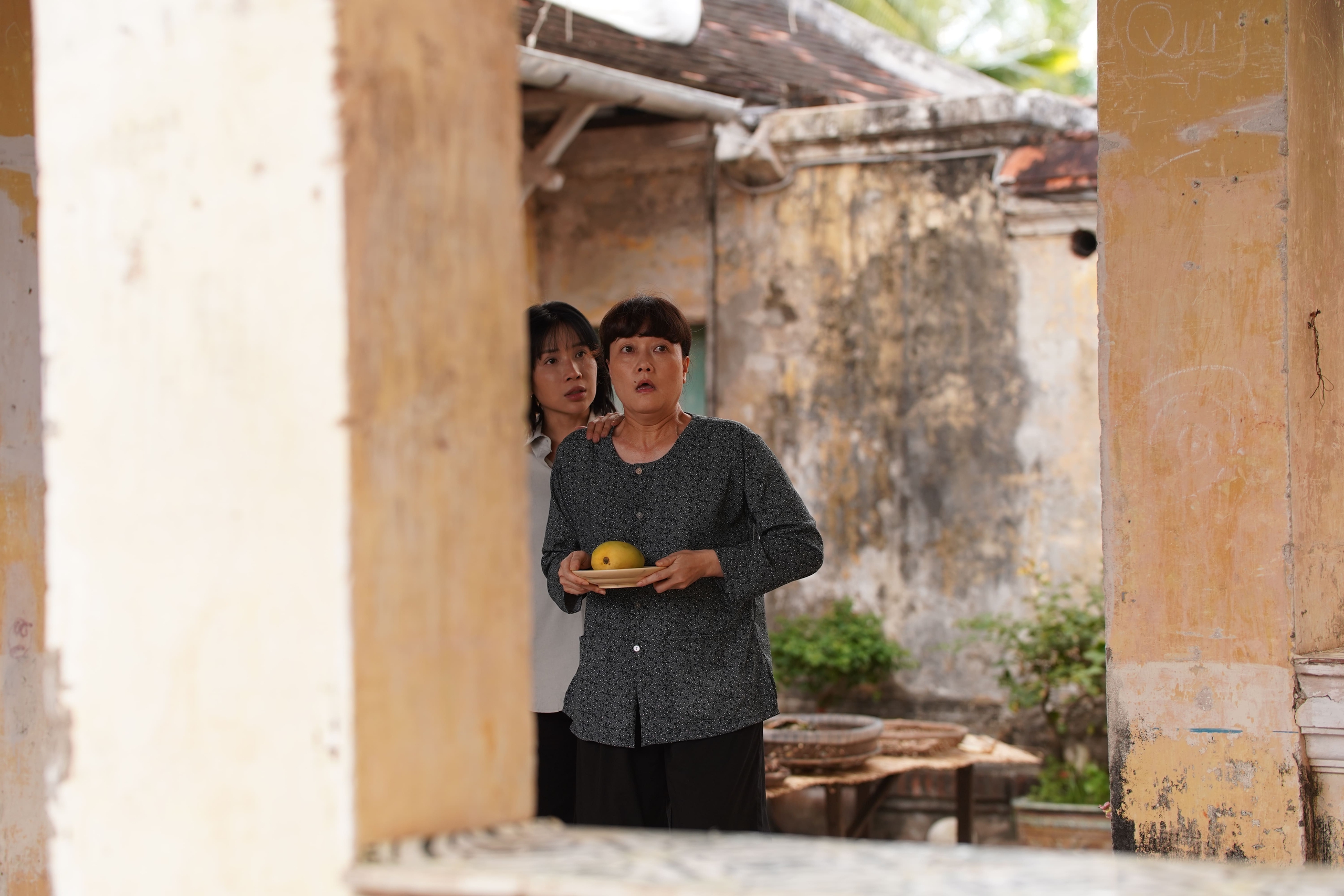 Khả Như v&agrave; đại gia đ&igrave;nh đối mặt lời nguyền xưởng vải - Ảnh 10.