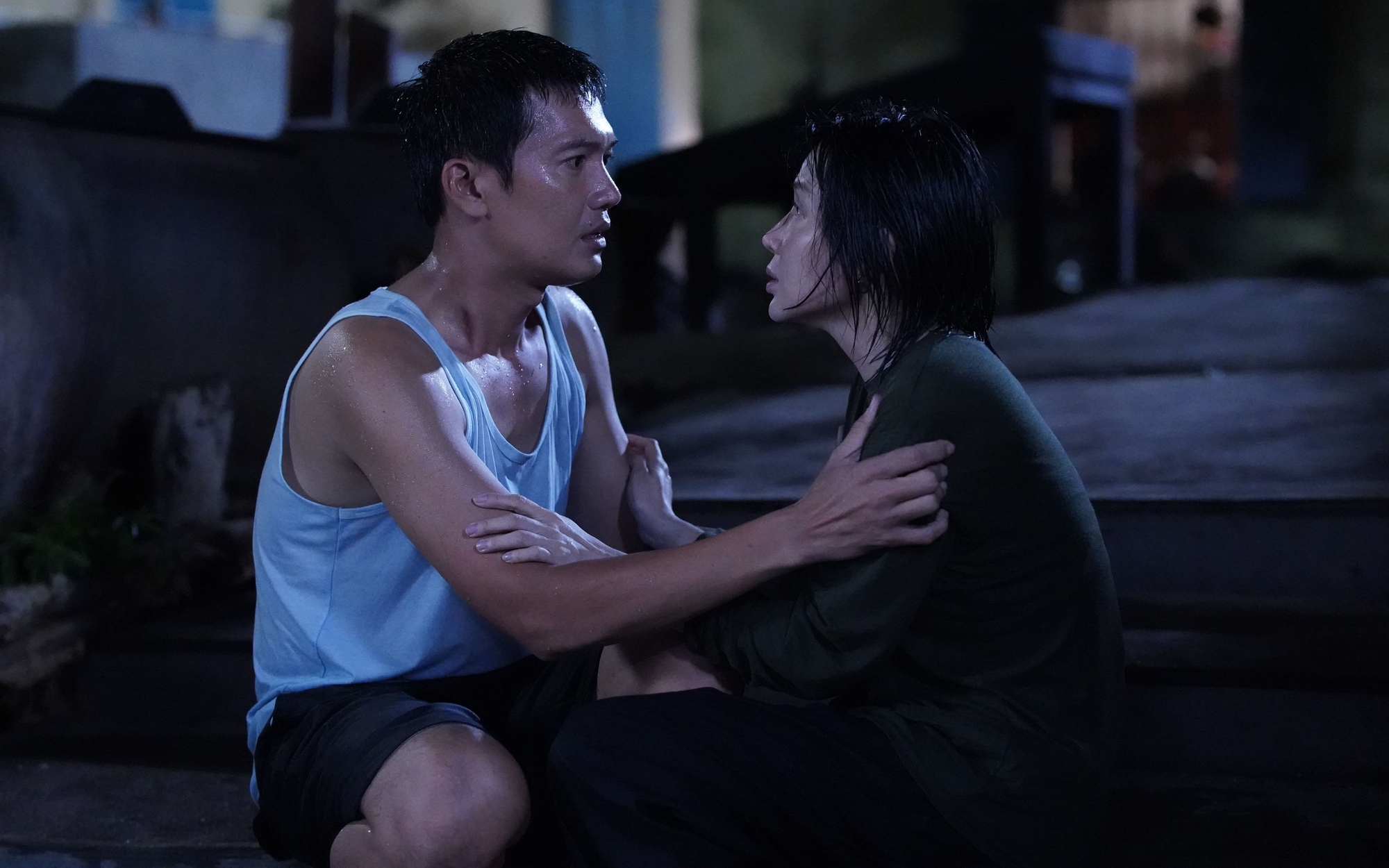 Khả Như và "đại gia đình" đối mặt lời nguyền xưởng vải