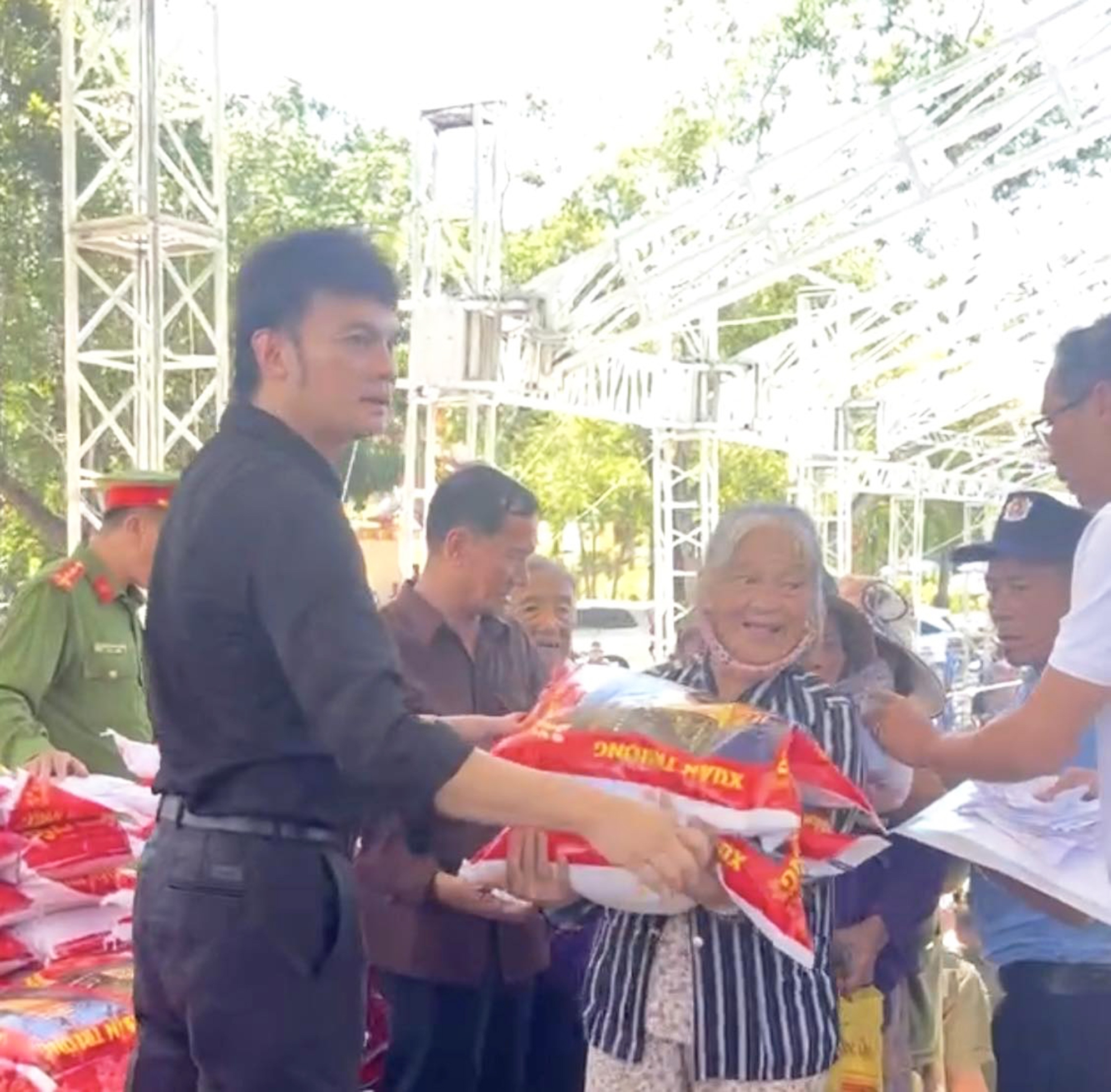 NSƯT Kim Tiểu Long trao tặng 10 tấn gạo v&agrave; qu&agrave; cho b&agrave; con n&ocirc;ng d&acirc;n ngh&egrave;o tại L&acirc;m Đồng - Ảnh 1.