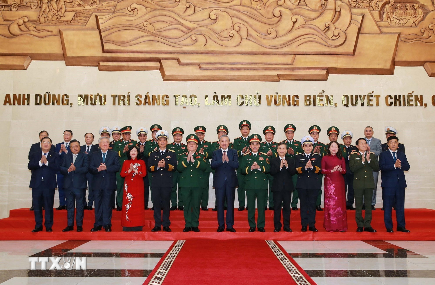 Tổng B&iacute; thư T&ocirc; L&acirc;m dự v&agrave; trao danh hiệu Anh h&ugrave;ng LLVT nh&acirc;n d&acirc;n cho Qu&acirc;n chủng Hải qu&acirc;n - Ảnh 3.