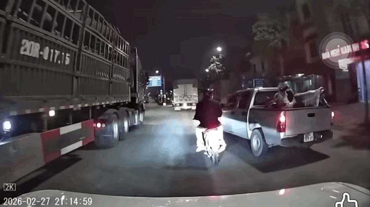 Ô tô bán tải tạt đầu xe máy chèn ngã người chở trẻ em gây phẫn nộ - Ảnh 1.