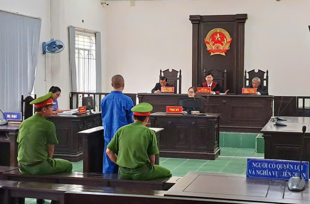 Vụ &aacute;n cướp giật t&agrave;i sản ở T&acirc;y Ninh: Hai bị c&aacute;o l&atilde;nh 9 năm t&ugrave; giam - Ảnh 3.