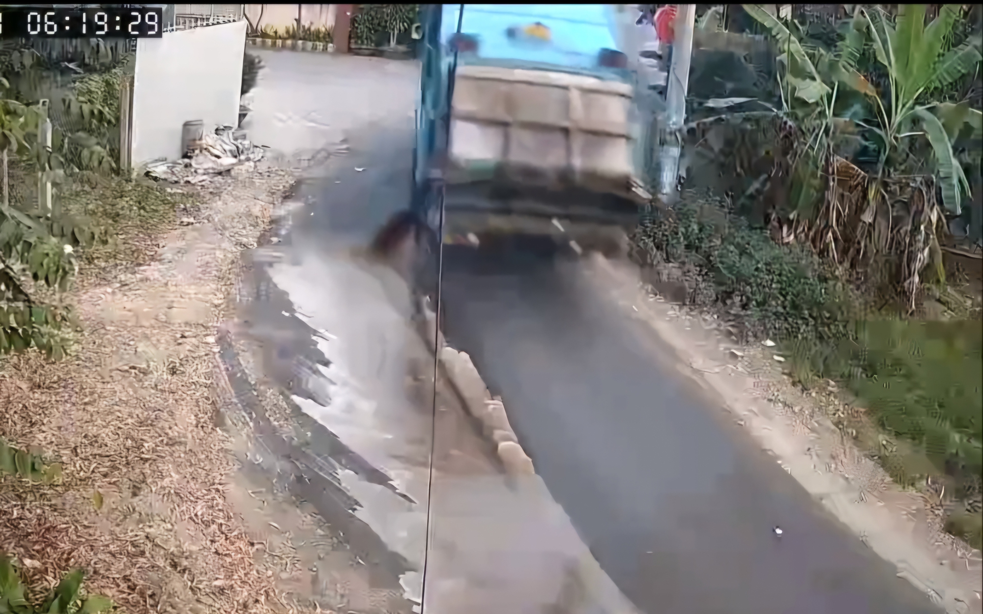 Bất ngờ lý do nước thải hôi thối từ xe đổ rác “xả” xuống đường ở TPHCM 
