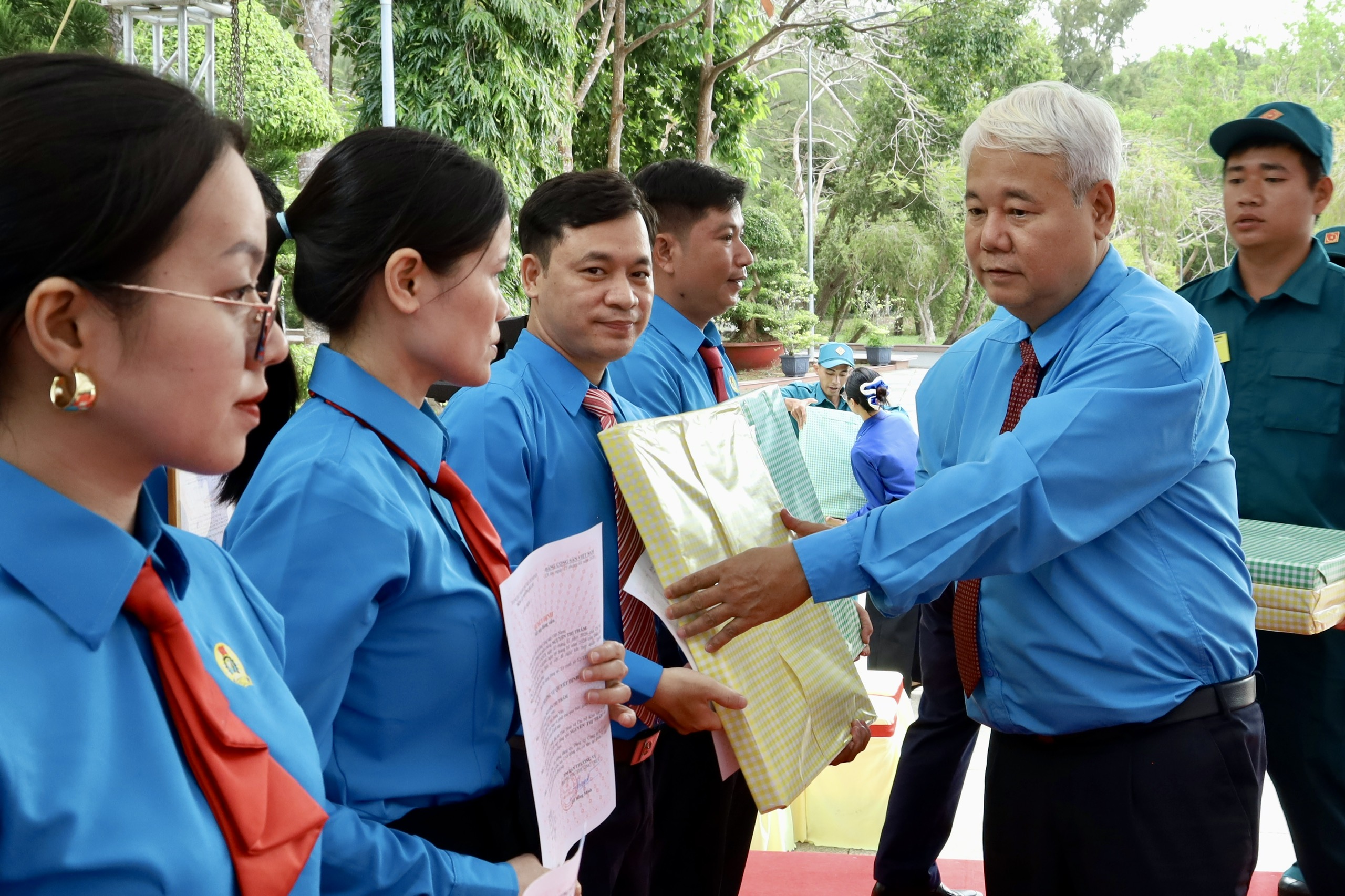 LĐLĐ TPHCM kết nạp 32 công nhân, lao động ưu tú vào Đảng tại Đặc khu Côn Đảo - Ảnh 5.