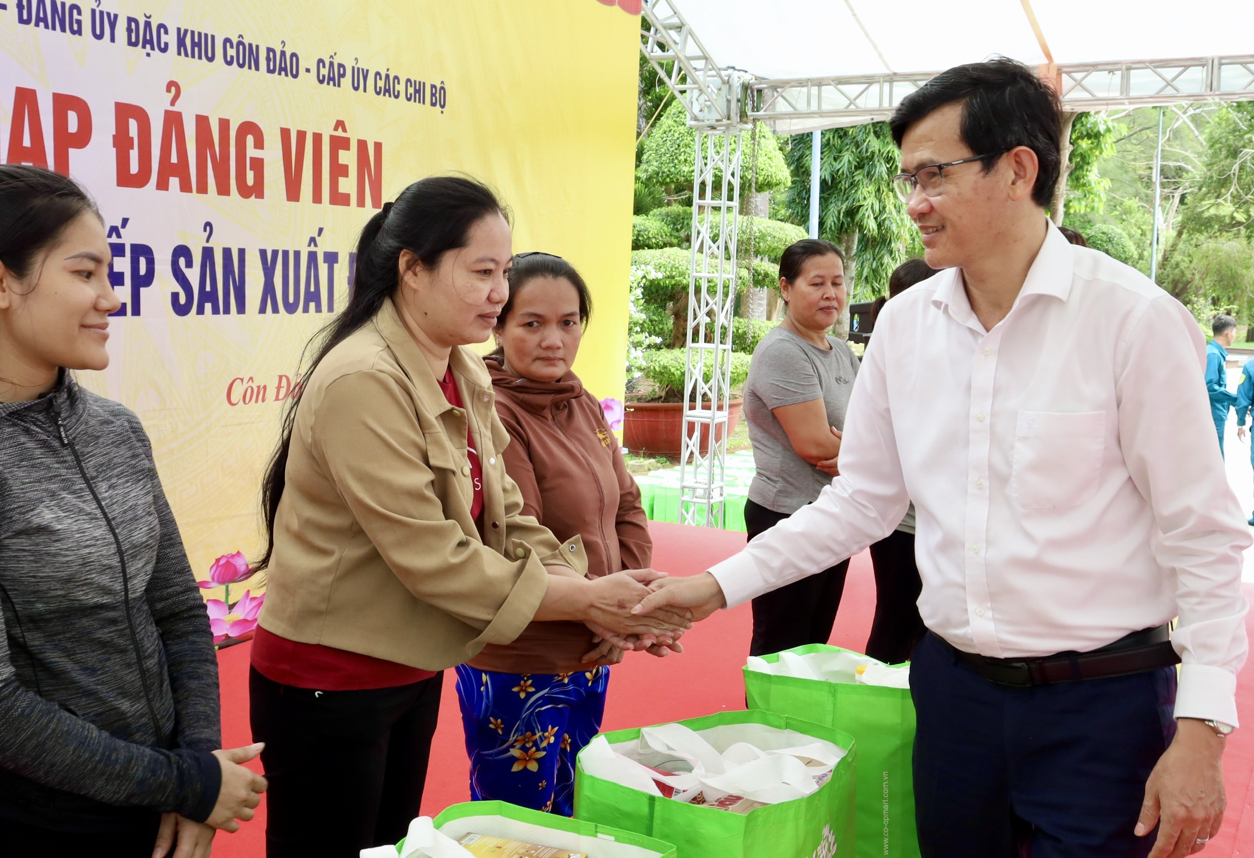 LĐLĐ TPHCM kết nạp 32 công nhân, lao động ưu tú vào Đảng tại Đặc khu Côn Đảo - Ảnh 9.
