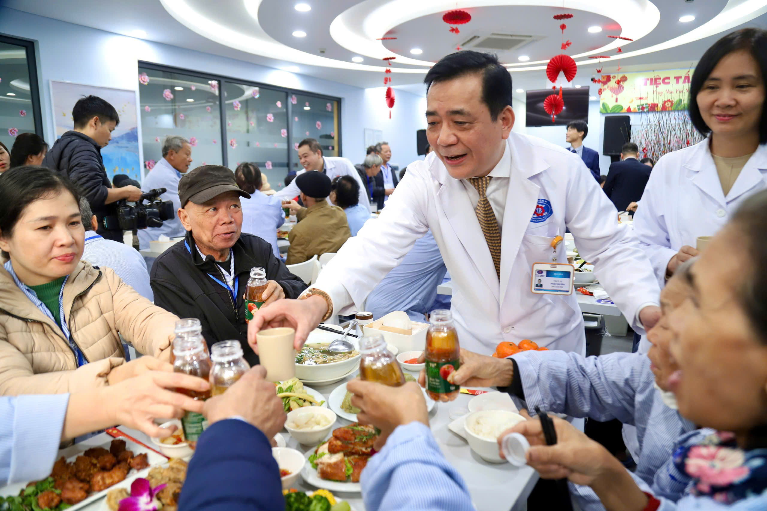 Chăm lo Tết cho bệnh nhân khó khăn - Ảnh 19.