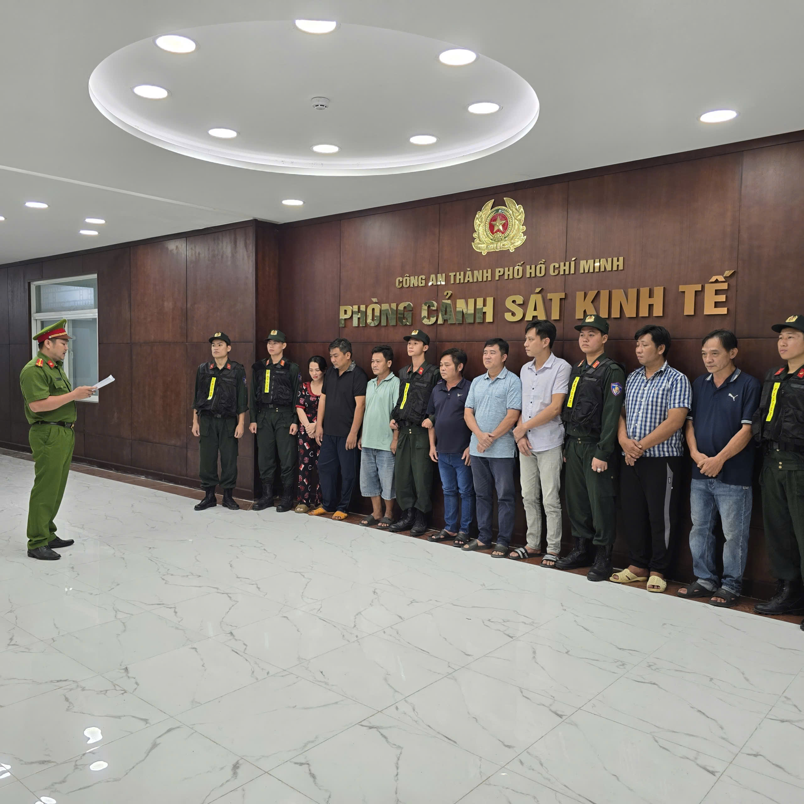 Hình ảnh Công an TPHCM niêm phong bên trong "tập đoàn" xăng giả - Ảnh 1.