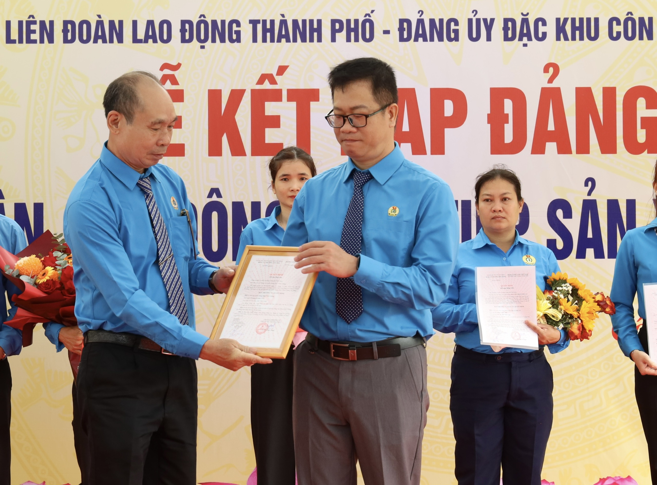 LĐLĐ TPHCM kết nạp 32 công nhân, lao động ưu tú vào Đảng tại Đặc khu Côn Đảo - Ảnh 3.
