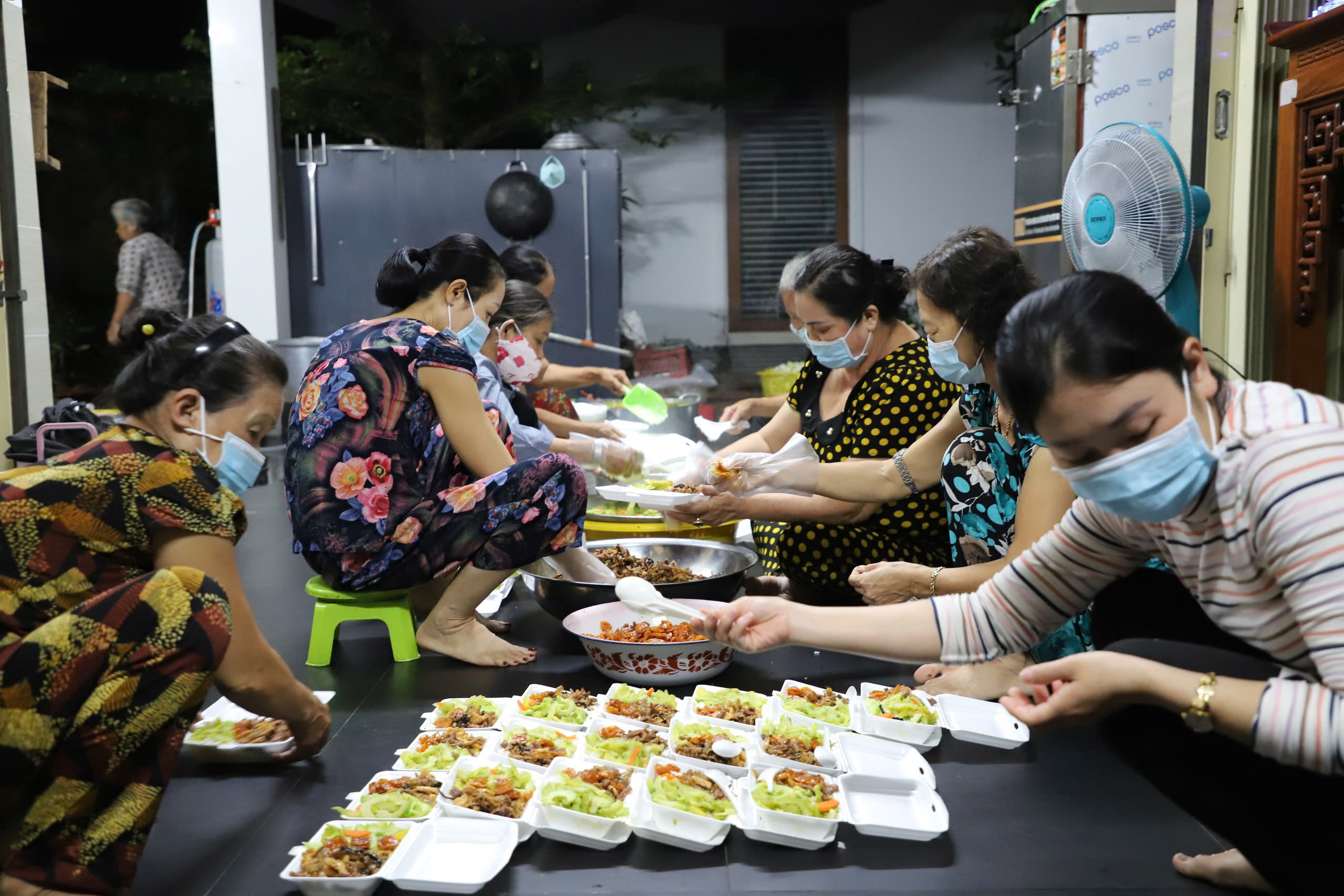 Vợ chồng Cần Thơ thắp lửa bếp ăn 0 đồng cho bệnh nhân nghèo - Ảnh 4.