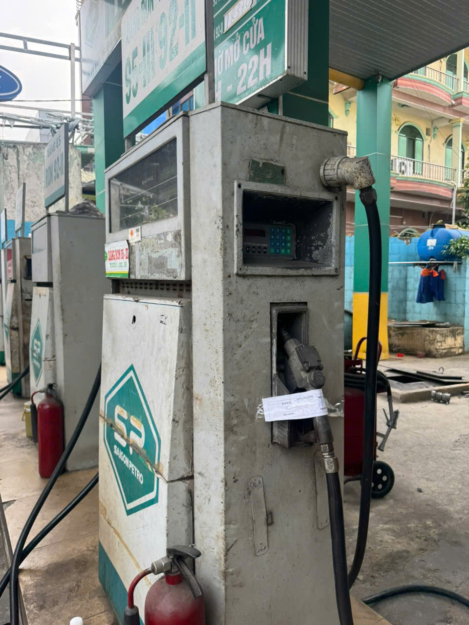 Hình ảnh Công an TPHCM niêm phong bên trong "tập đoàn" xăng giả - Ảnh 5.