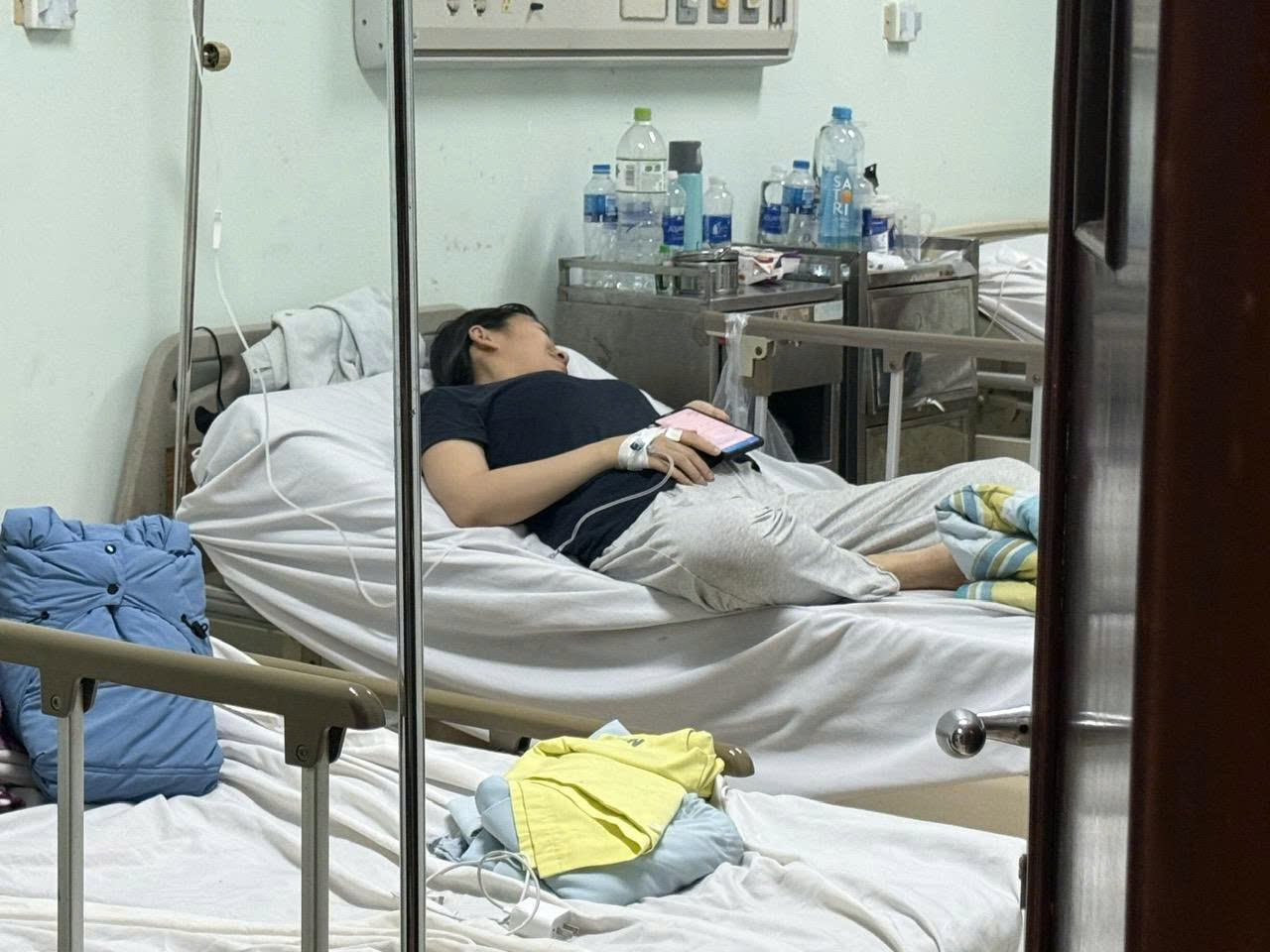 Vụ nghi ngộ độc thực phẩm sau tiệc tất ni&ecirc;n: Một số bệnh nh&acirc;n dương t&iacute;nh với vi khuẩn E.coli - Ảnh 1.