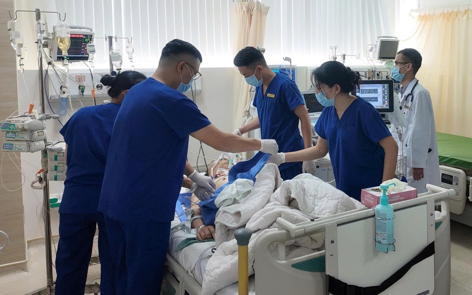 Vinmec Nha Trang cứu bệnh nhân nước ngoài cao tuổi sốc tim, nguy cơ đột tử cận kề