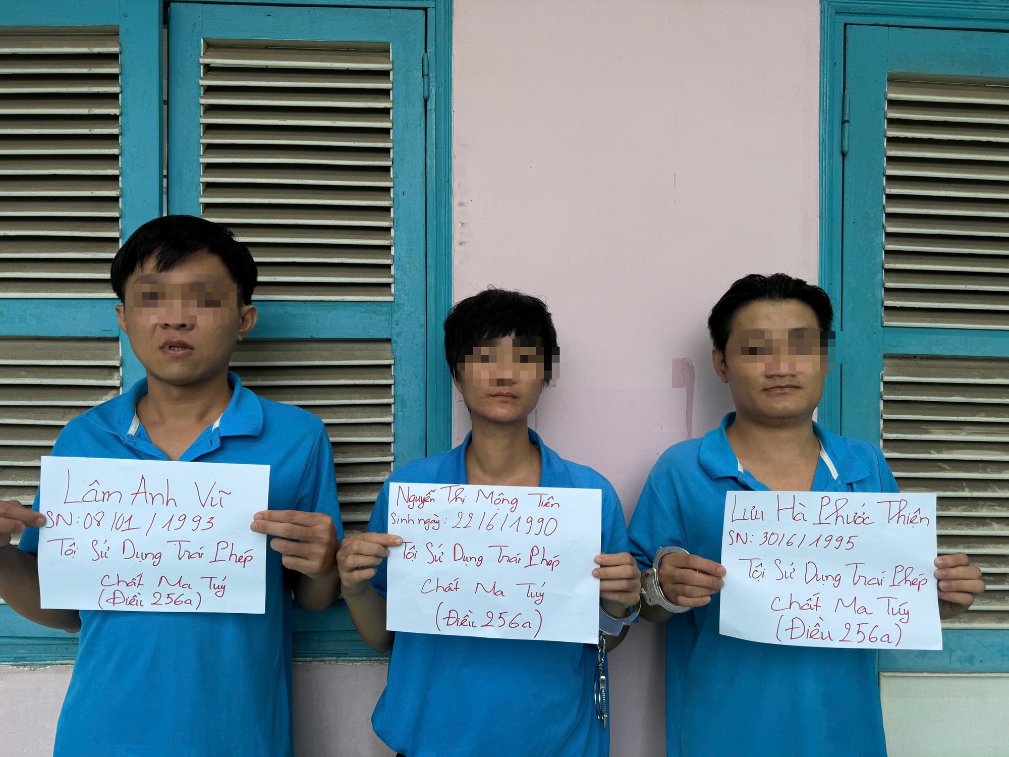 Công an ở TPHCM bắt 3 người "đập đá" sau cai nghiện - Ảnh 1.