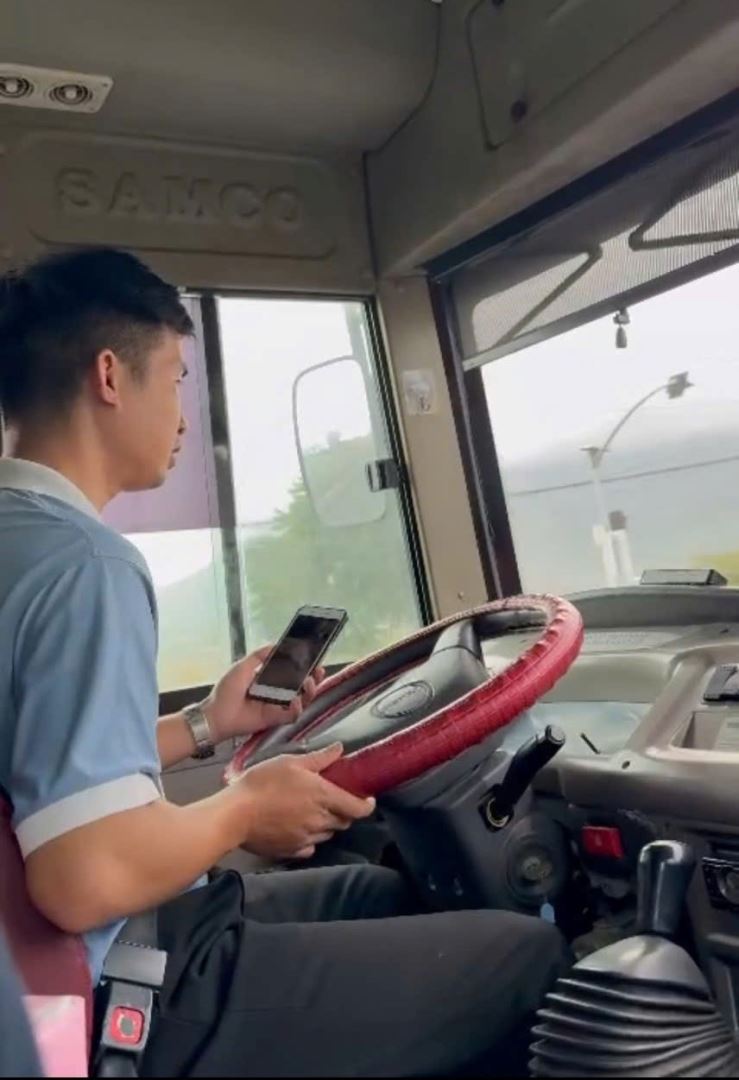 Kh&aacute;nh H&ograve;a: Xử phạt 2 t&agrave;i xế xe bu&yacute;t vừa l&aacute;i xe vừa nghe điện thoại - Ảnh 1.