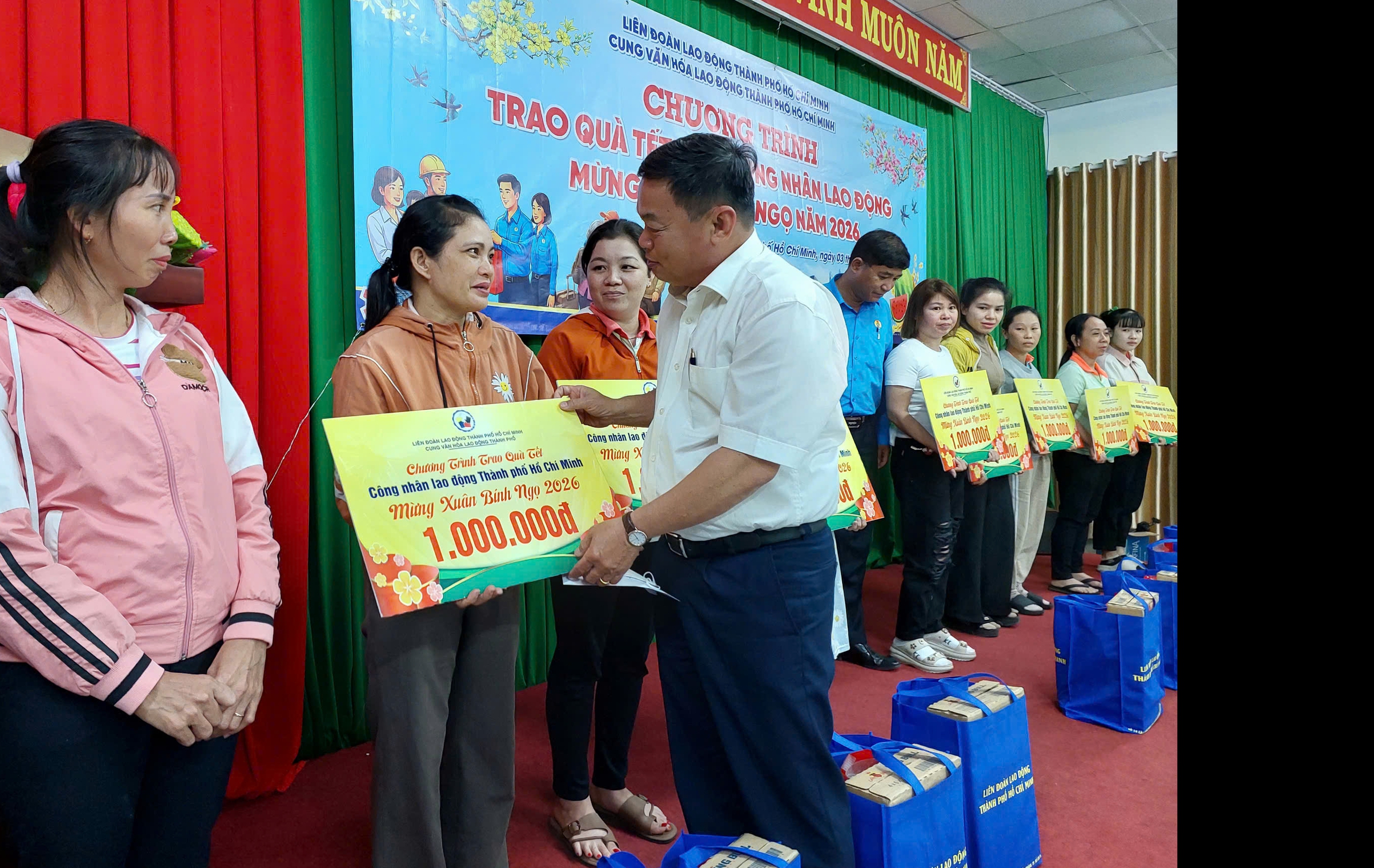 Hàng trăm phần quà Tết nghĩa tình đến với công nhân lao động - Ảnh 2.